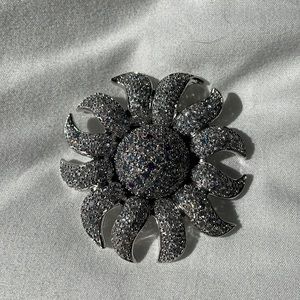 Gorgeous flower brooch/pendant